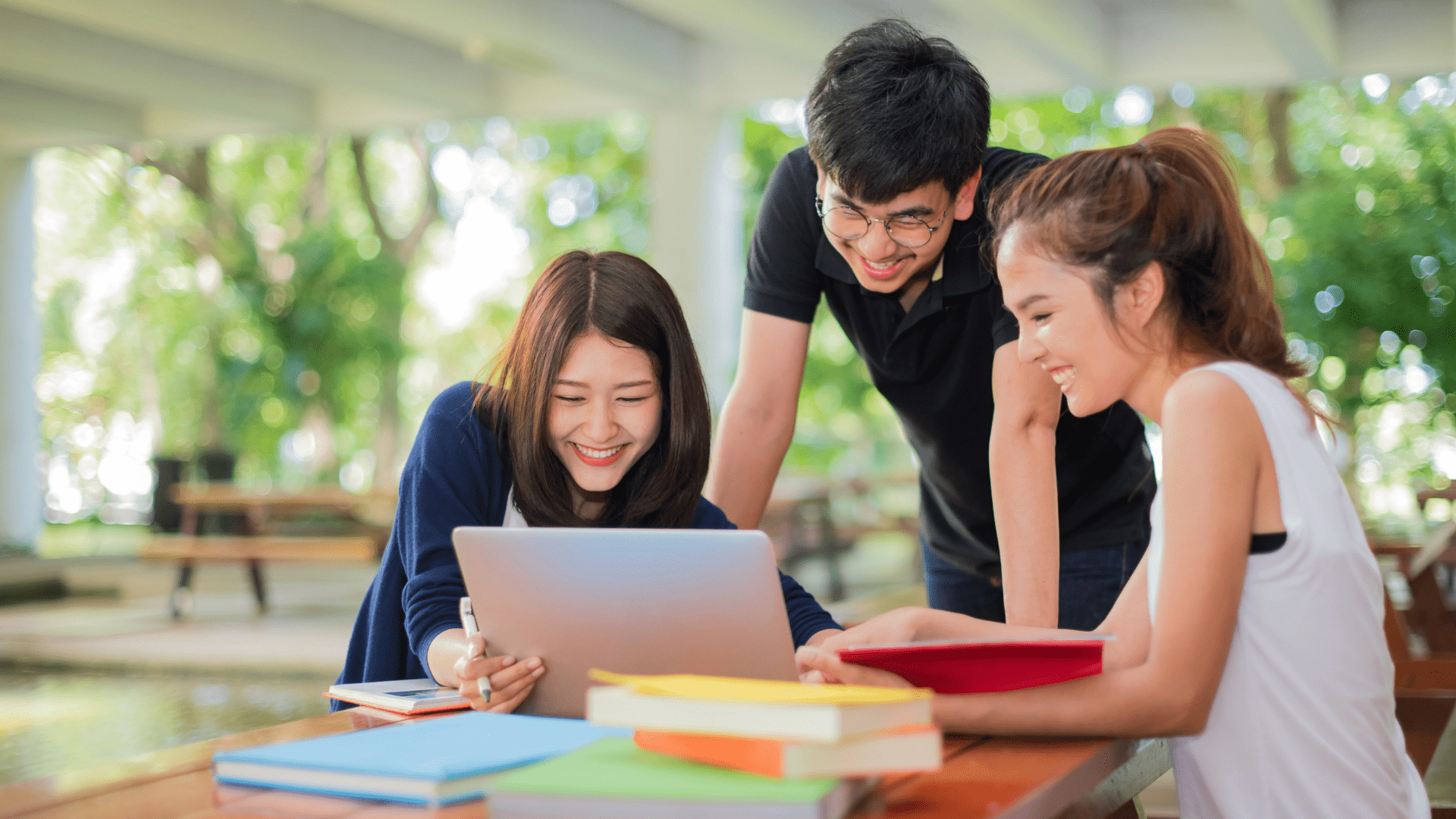 Люди в школе. Asian student Learning. Happy student Table. Тайцы школа картинки. The student is the table